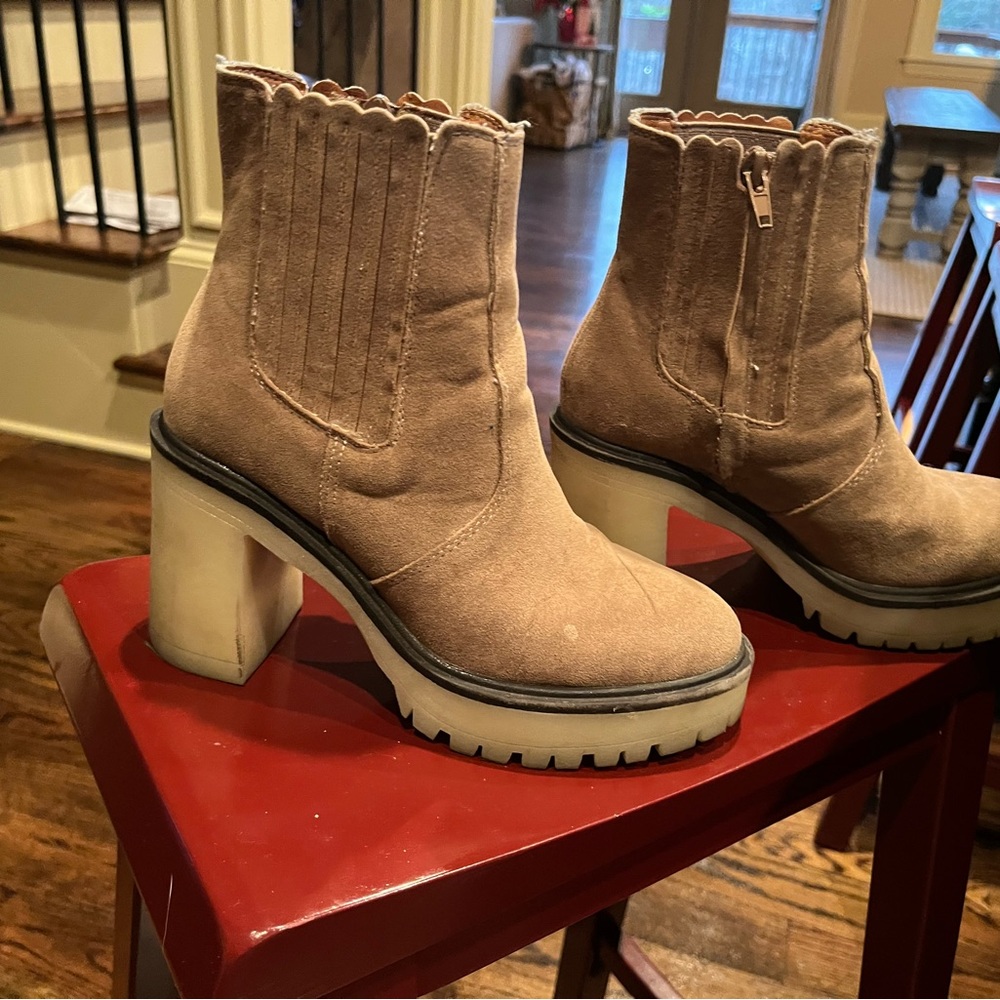 BOOTS.. hardly worn .. size 6